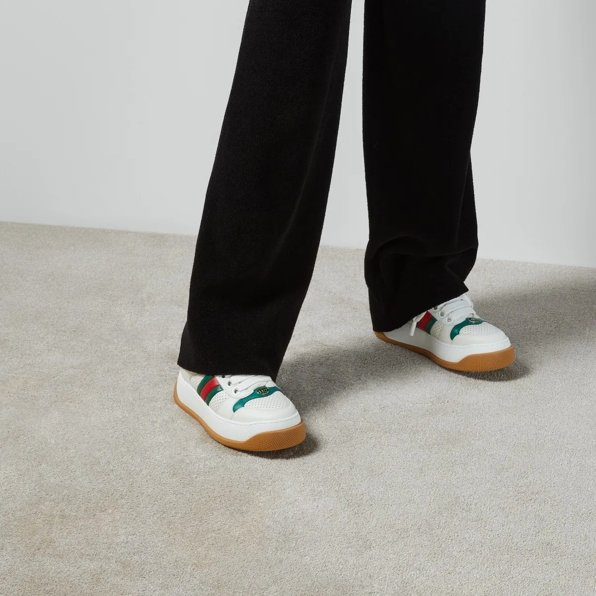 P660 Original item Private mold opening Gucci New Screener series Couple model Chubby Bread shoes Small dirty shoes Fatty Double G Casual sneakers Original purchase Development Original purchase Development Screener series sneakers are inspired by the classic sneakers of the 1970s. They are named after the defensive action in sports. They are decorated with striped webbing on the side and embellished with retro Gucci logos. These sneakers are made of GG canvas. Purple leather details add depth to the piece with sharp contrast, and the details are fuller. Exquisitely packaged at the delivery counter. Fabric: Original imported cowhide + double G fabric. Lining: Original customized sheep lining. Sole: Original molded TPU outsole. Sole thickness: 6CM. Size: Women's 35-40 / Men's 39-44.